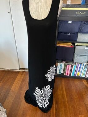 Step and style Woman  midi black dress  boho style.